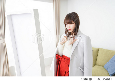 お洒落をする女性 38135881