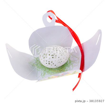 Easter hen's egg with carving. 38135927