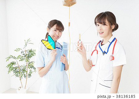 若手の看護師 38136185