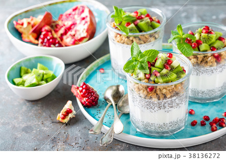 Layered chia pudding parfait with kiwi fruit 38136272
