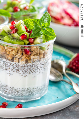 Layered chia pudding parfait with kiwi fruit 38136279
