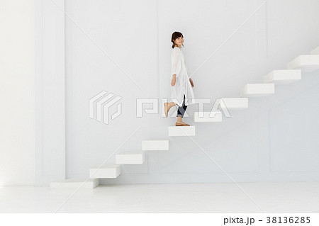 階段を上るミドル女性 38136285