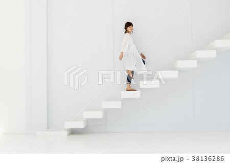 階段を上るミドル女性 38136286