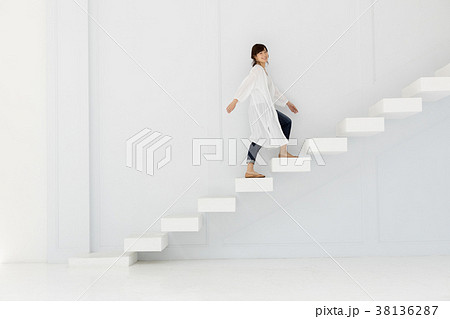 階段を上るミドル女性 38136287