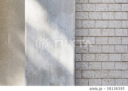コンクリートとタイルの壁の写真素材