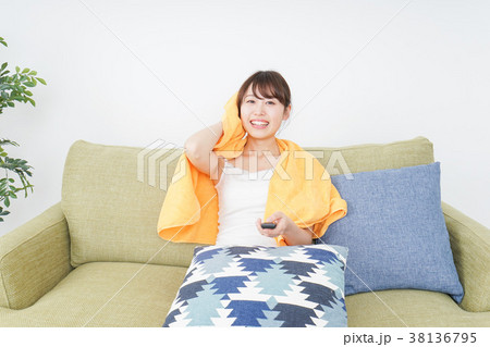 自宅でテレビを見る女性 38136795