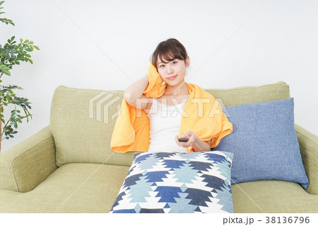 自宅でテレビを見る女性 自宅でテレビを見る女性 38136796
