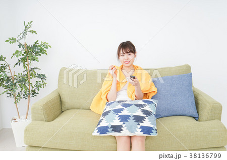 自宅でテレビを見る女性 38136799