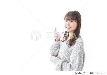 水分補給をする女性 水分補給をする女性 38136920