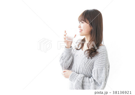 水分補給をする女性 水分補給をする女性 38136921
