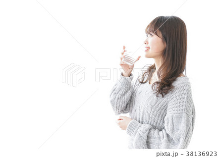 水分補給をする女性 水分補給をする女性 38136923