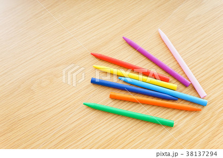 カラフルなクレヨン カラフルなクレヨン 38137294