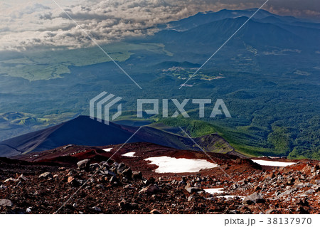 富士山・御殿場登山道から見る宝永山と愛鷹山 富士山・御殿場登山道から見る宝永山と愛鷹山 38137970