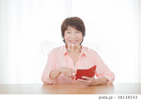 スマホを使うシニア女性 インターネットをする女性 スマホを使うシニア女性 インターネットをする女性 38138543