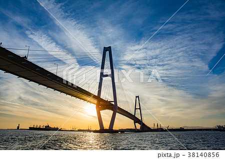 夕方の名港中央大橋（名港トリトン） 38140856