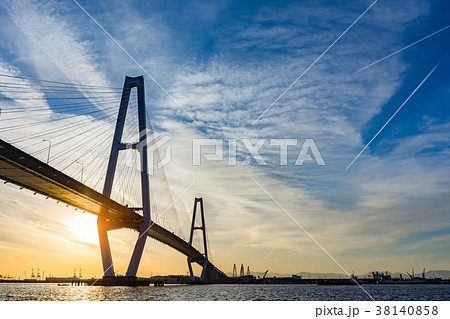 夕方の名港中央大橋（名港トリトン） 38140858