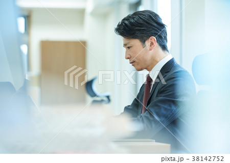 ミドル ビジネスマン 38142752