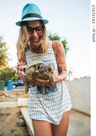 woman feeding turtle woman feeding turtle 38142915