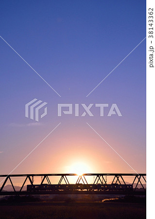 夕暮れの橋を渡る列車 38143362