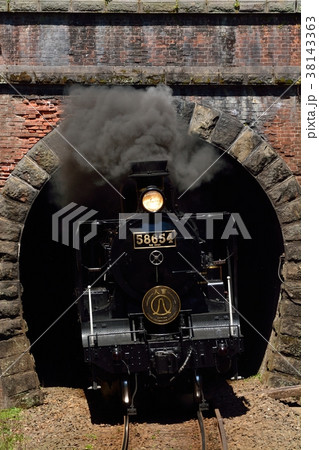 レンガトンネルから飛び出すsl人吉の写真素材
