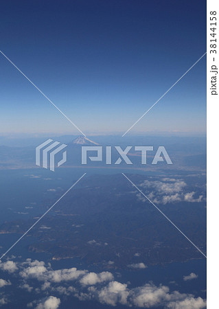 伊豆半島上空の飛行機からの富士山 伊豆半島上空の飛行機からの富士山 38144158