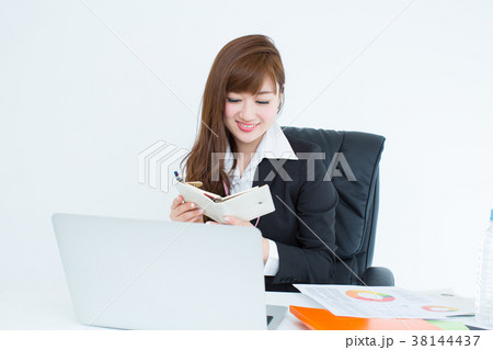 女性 デスクワーク 女性 デスクワーク 38144437