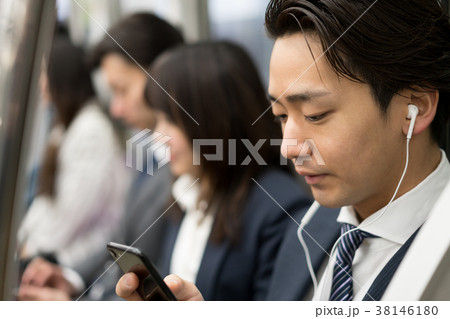 電車 通勤 音楽 スマホ 撮影協力 京王電鉄株式会社 の写真素材