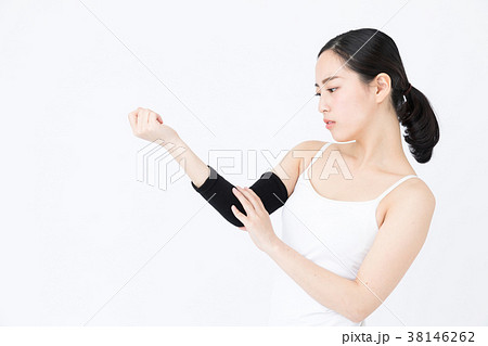 筋トレをする女性　白バックイメージ 38146262