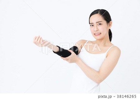 筋トレをする女性　白バックイメージ 38146265