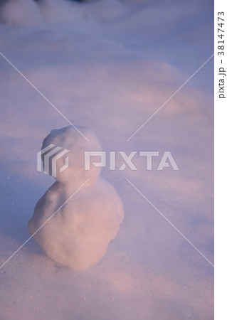 夕陽に染まる雪だるま 夕陽に染まる雪だるま 38147473