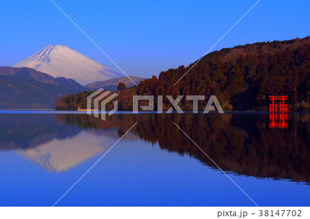 箱根芦ノ湖からの逆さ富士山と平和の鳥居 18 02 09の写真素材