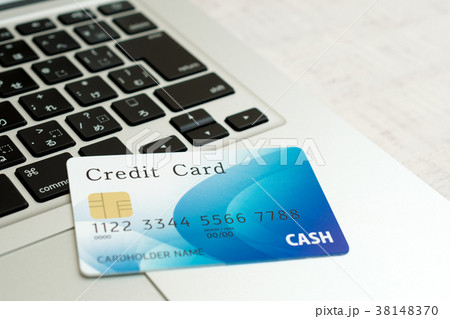 パソコンでクレジットカード決済を行うイメージ パソコンでクレジットカード決済を行うイメージ 38148370