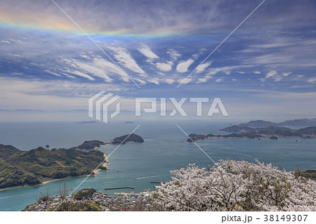 虹の空と瀬戸内の桜 38149307