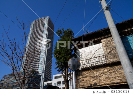 東京再開発 南池袋 混在する高層マンションと古いアパート 2018年 a 東京再開発 南池袋 混在する高層マンションと古いアパート 2018年 a 38150313