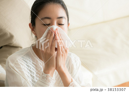 鼻をかむ若い日本人女性 38153307