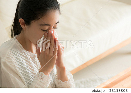 鼻をかむ若い日本人女性 38153308