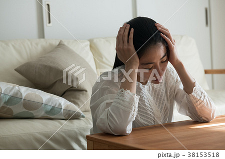 頭を抱える若い日本人女性 38153518