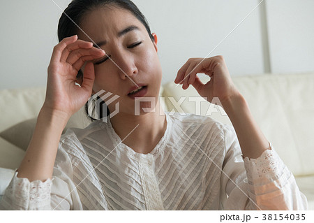 体調不良の日本人女性 体調不良の日本人女性 38154035