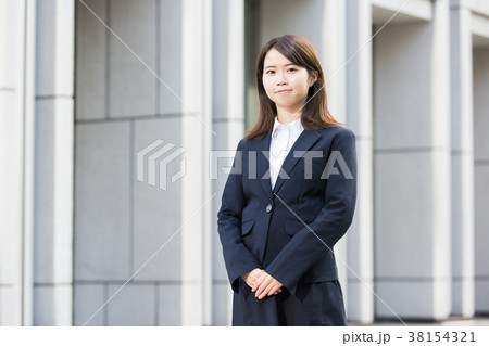 リクルートスーツ姿の女性 38154321