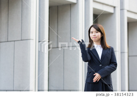 リクルートスーツ姿の女性 リクルートスーツ姿の女性 38154323