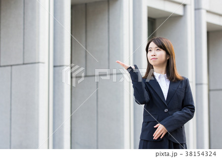 リクルートスーツ姿の女性 38154324