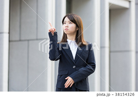 リクルートスーツ姿の女性 リクルートスーツ姿の女性 38154326