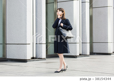 リクルートスーツ姿の女性 リクルートスーツ姿の女性 38154344