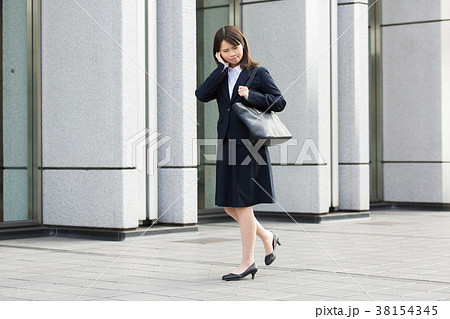 リクルートスーツ姿の女性 リクルートスーツ姿の女性 38154345