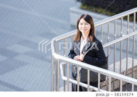 リクルートスーツ姿の女性 リクルートスーツ姿の女性 38154374
