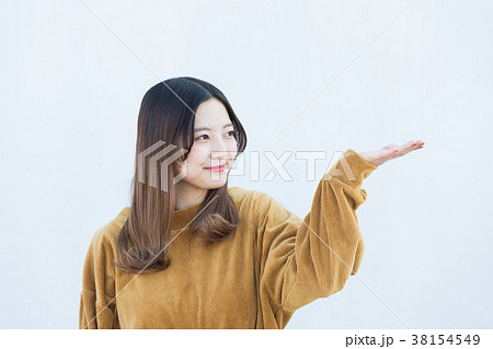 20代女性、冬の表情 20代女性、冬の表情 38154549