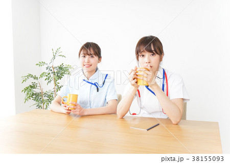 休憩をする看護師 休憩をする看護師 38155093