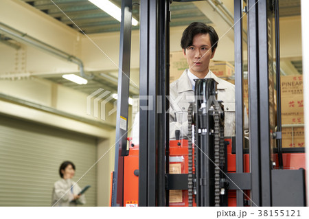 物流 フォークリフト 男性の写真 物流 フォークリフト 男性の写真 38155121