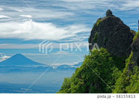 八ヶ岳連峰・権現岳の岩峰と富士山 八ヶ岳連峰・権現岳の岩峰と富士山 38155813