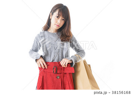 服を買う女性 38156168